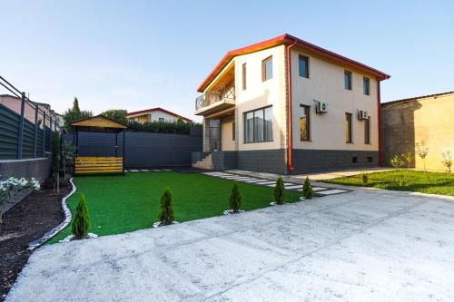 Brand-New 2BR House with Garden