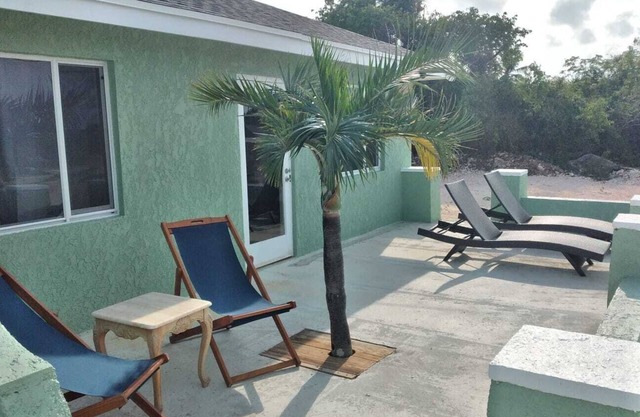 Brand New! 3 Bedroom, 2 bath, Sleeps 8, 8 Min. Drive to Top Beach