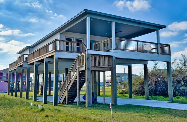 Brand new 3-bedroom beach house, just a few blocks from the ocean