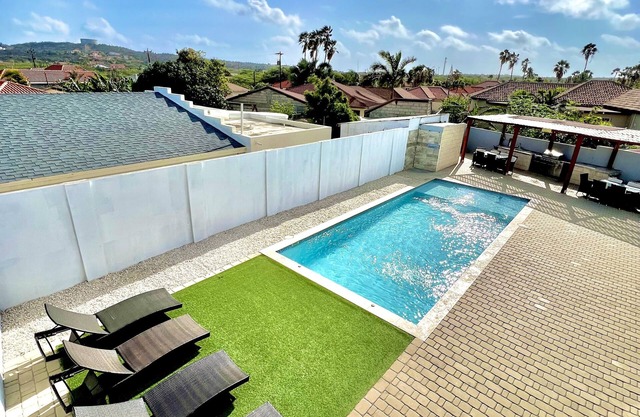 Nueva casa de 3 dormitorios y 2 baños con una gran piscina a minutos de Palm Beaches