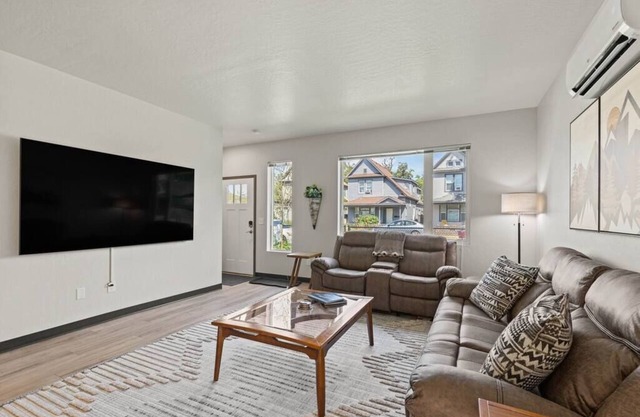 Brand New 3BD, 2.5BTH Triplex Unit Near Downtown!