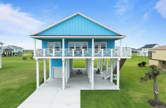 Brand new 4 Bed 3 Bath house on Galveston Island 2 balconies w/ ocean/Bay view.