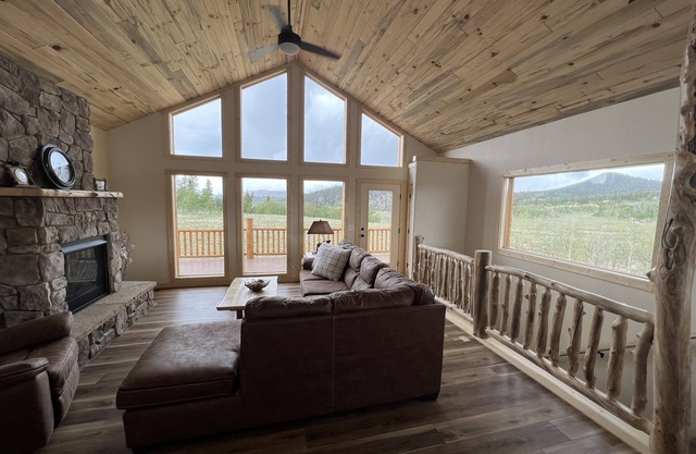 Brand New 4-bedroom cabin/stunning views/king bed, Hot Tub!!!