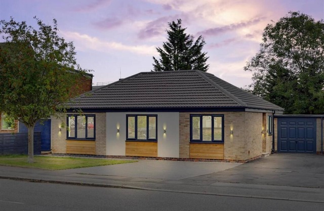 Brand New 4 Bedroom Deluxe Modern Villa - Sleeps 9 - Private Parking & Garden