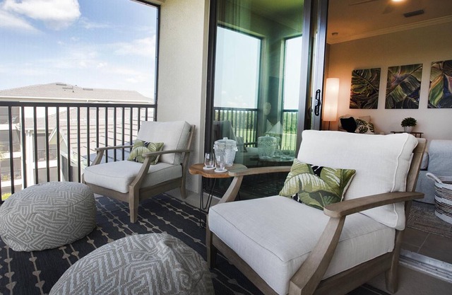 Brand-new 4th Floor 2/bed, 2/bath with golf & lake view