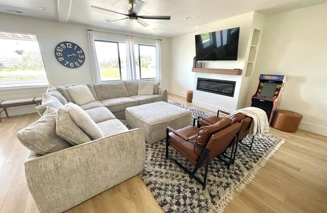 Brand new apartment, sleeps 10, IDEAL location in Utah county. High end finishes