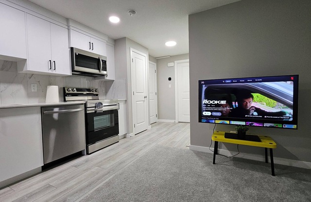 Brand new basement suite, Spruce Meadows Place + 1000 Mbps Superfast Wifi