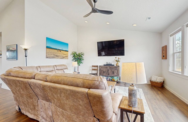 Brand-new beautiful home with private hot tub & mountain views