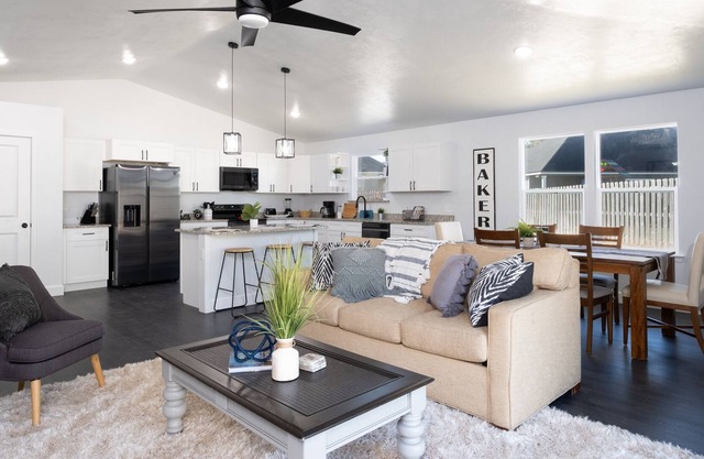 Brand New Bright and Airy Home- Sleeps 8 - Close to Springs and Gainesville