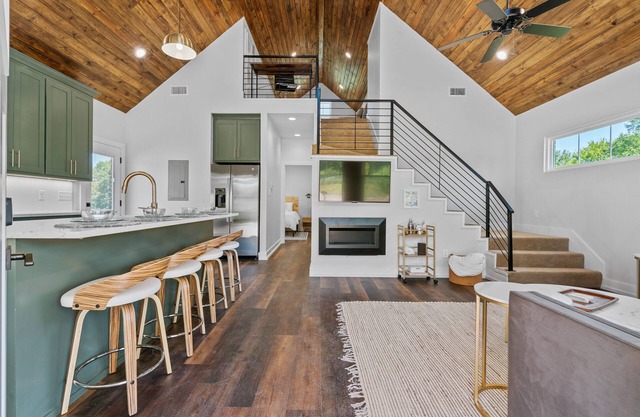 Brand New Cabin w/ Hot Tub, King Beds, 5m from Lake Hamilton, "Guest Favorite"