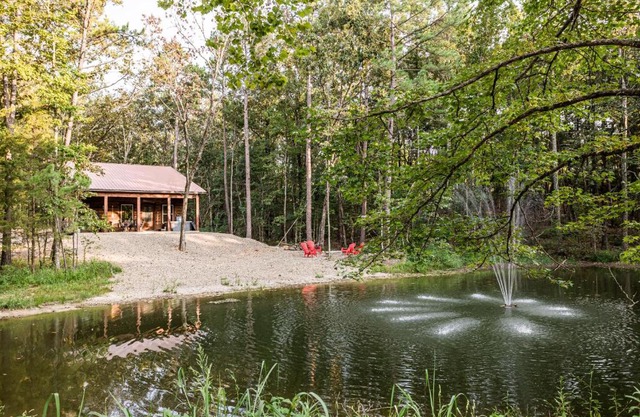 Brand New Calvert's Copper Cabin for Couples, Hot Tub, Free Firewood