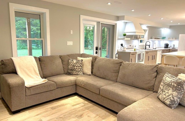 Brand NEW! Cedar Creek Cottage - 5 min from the beach!