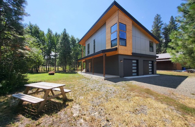Brand new charming 3-bedroom house in marvelous Ronald with WiFi, AC, hot tub.