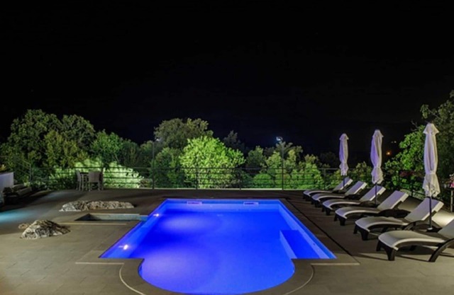 Villa de Lujo en Nova Sela con Piscina Climatizada