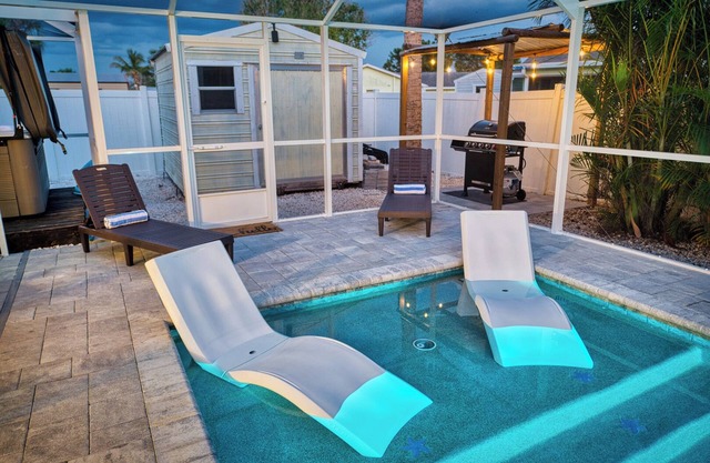 BRAND NEW, COVERED Heated Pool, Baja Ledge, Hot Tub, Large home PS5, WIFI, AC