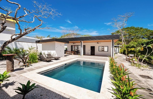 Brand New Cozy 5 BR minutes walk to the popular surf beach of Playa Grande