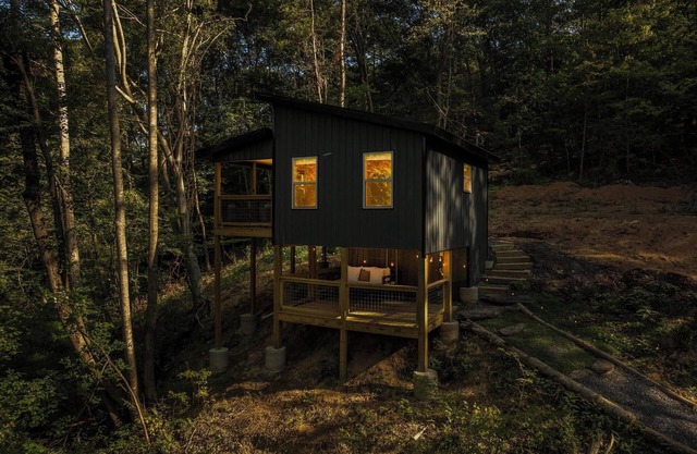 BRAND NEW! COZY TREEHOUSE IN DAMASCUS! PET FRIENDLY!