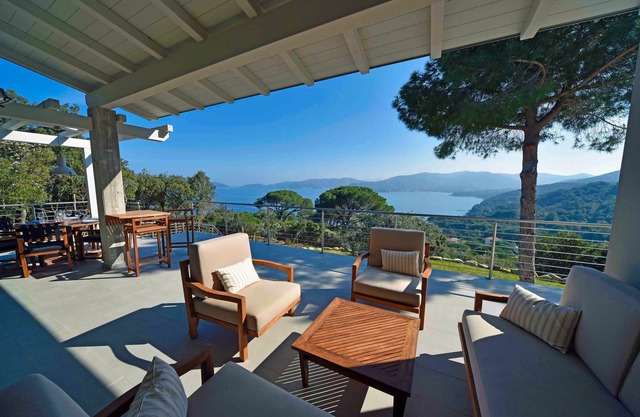 Villa de diseño a estrenar con vista al mar