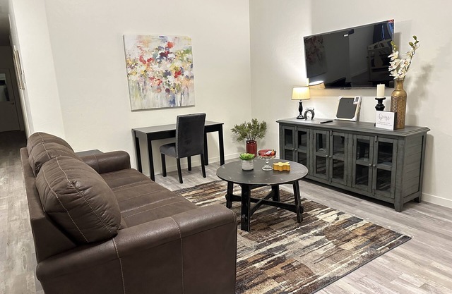 Brand New Duplex Close to Water Park, Downtown & Airport- Pet Friendly.