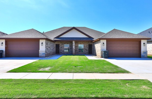Brand-new duplex near great restaurants and shops - full kitchen, W/D, & AC