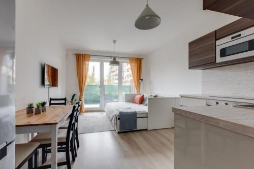 Brand-new, equipped studio near the metro