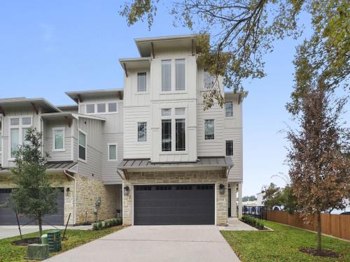 Brand new, family friendly, waterfront lake house.