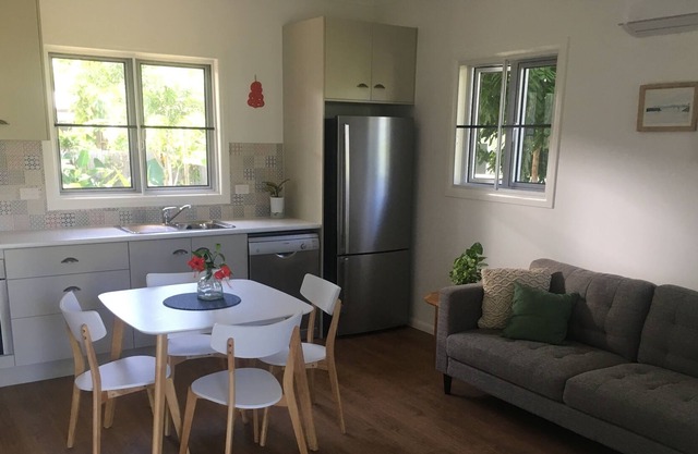 Nueva casa totalmente equipada de 2 dormitorios a solo una cuadra de la playa