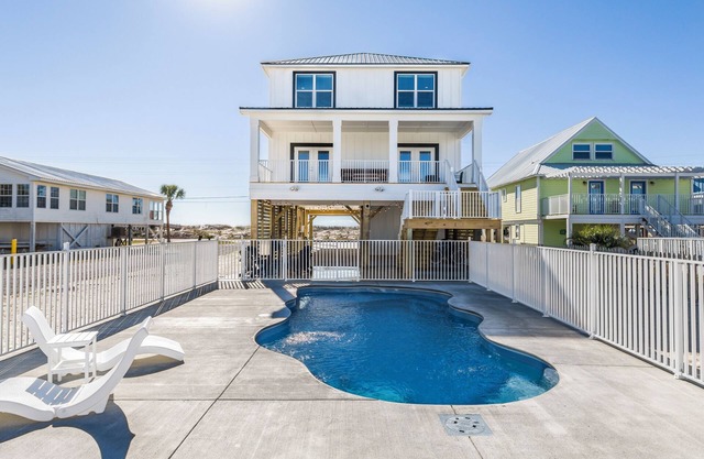 Brand New/Heated pool/50 Steps to Beach/Fire Pit