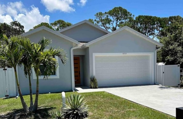 Brand NEW HOME 5.8mi away from Siesta key Beach