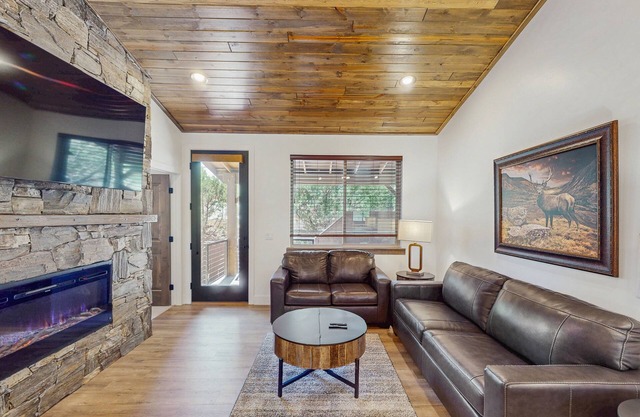 Brand new home w/ patio & mountain views, close to golf, lakes, town & more