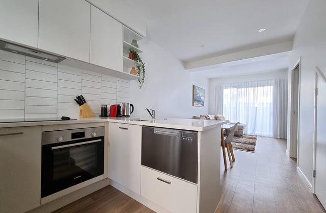 Brand New House by Botany - Parking