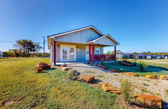 Brand-new Lake Eufaula home with firepit, front porch, grill, & W/D