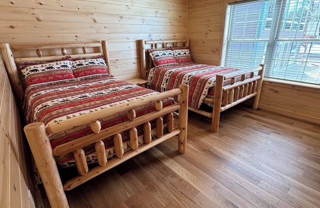 BRAND-NEW LAKEFRONT LODGE Black Bear Lodges - The Bear's Lair Lodge