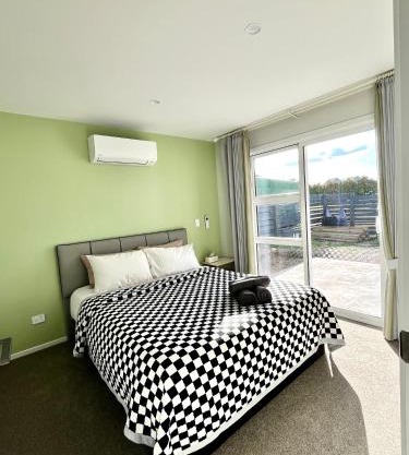 Brand new Lakeside cozy two queen rooms