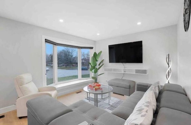 Brand New Luxe House Reno (5 Star Superhost on Airbnb) on Quiet Cul-De-Sac