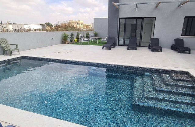 Brand new Luxurious Villa + Pool - 20 min from the beach!
