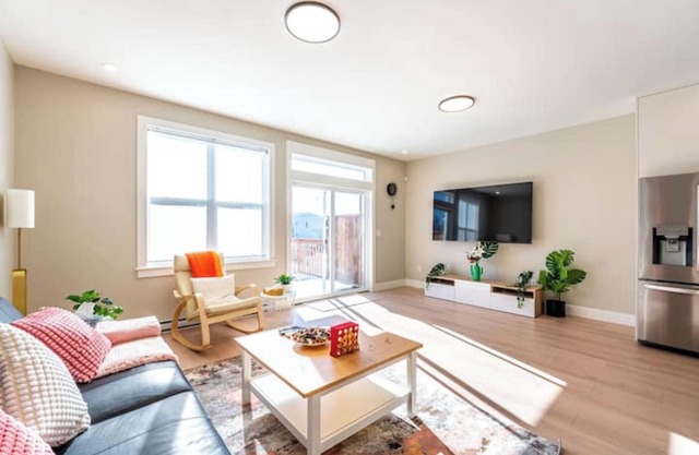 Brand New Luxury 3-Bedroom near Long Lake