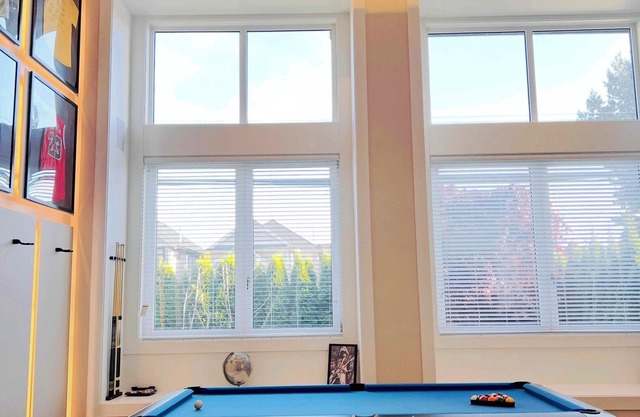 Brand New Luxury loft with huge living room and king bed room - 13 mins from YVR