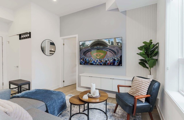 Brand New Luxury Suite—Heart of Toronto, Sleeps 10