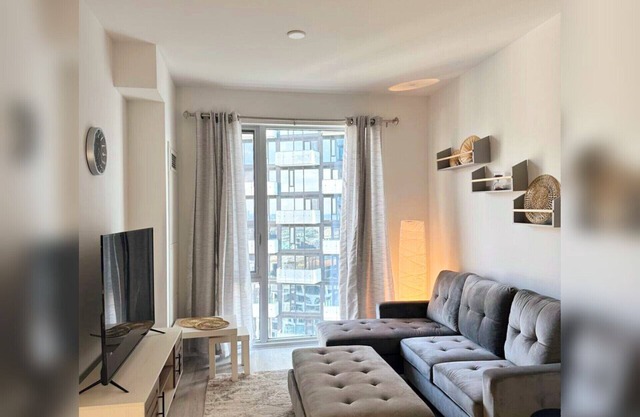 Brand new luxury unit In highest end building 🏨 in down town Toronto