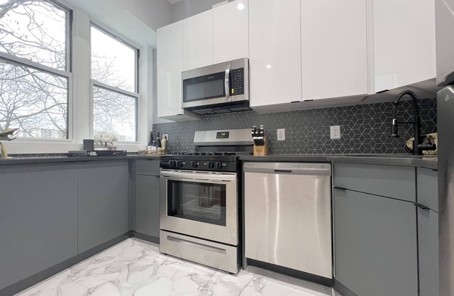 BRAND NEW Minutes to center of NYC 3 baths