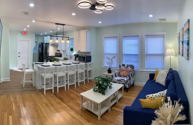 BRAND NEW MODERN 3BDS, 2 BATHS. SLEEP 9 PEOPLE. MINUTES AWAY FROM BOSTON.