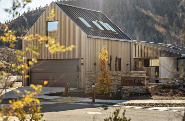 Brand-new modern 4-bed, 4-bath lakeside retreat in Tekapo with stunning views!