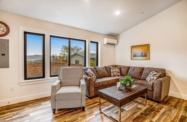Brand new modern downtown apartment w/AC & washer/dryer - near beach