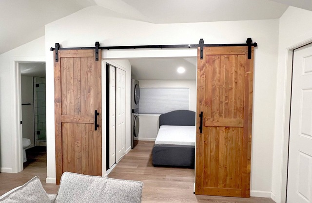 Brand new modern guesthouse w/ patio. A minimum stay of 30 nights