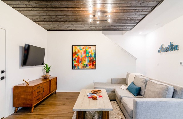 Brand new, modern home near Circuit of the Americas, the airport & downtown