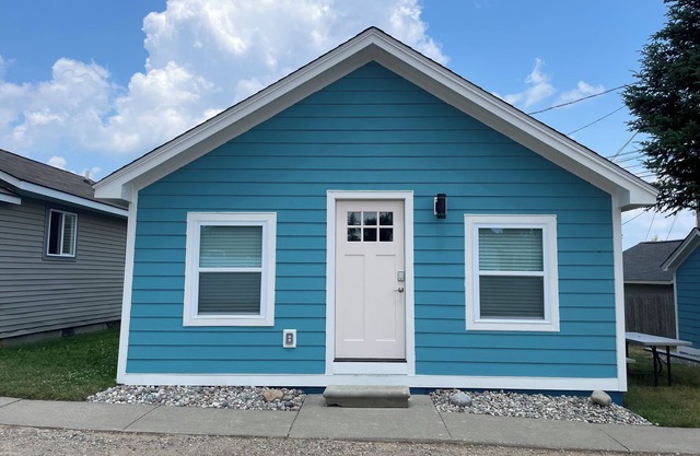Brand New Modern Cabin Steps away from beautiful Houghton Lake