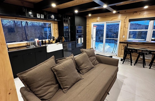 Brand-New Mountain Chalet w/ Hot Tub and Stunning Panoramic Views-Pet friendly!