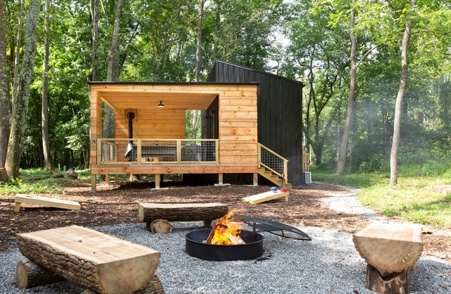 Brand new Scandi cabin, hot tub, fireplace, hiking! By Modcabins