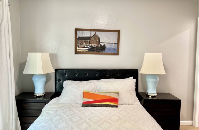 Brand new remodeled modern rooms in 2bd1br apt near Mountain View downtown